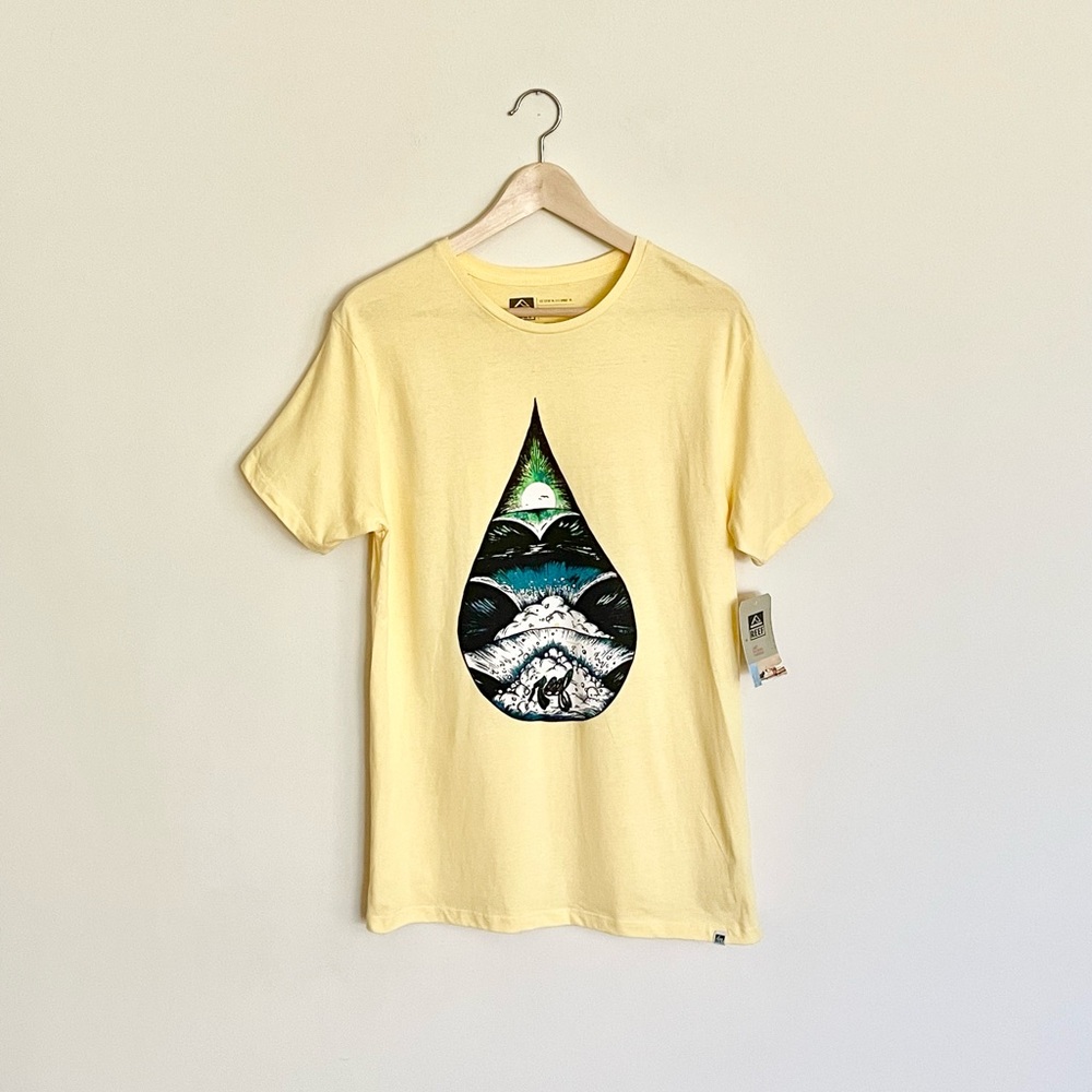 NEW REEF Downdraft Water Drop Graphic Light Yellow T Shirt Men’s size Small